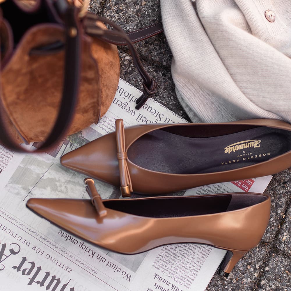 Klar ist: bei sehr günstigen Schuhen rentiert sich eine Reparatur häufig gar nicht - sie werden schnell weggeworfen und neu gekauft, wodurch man am Ende sogar draufzahlt. Hochwertige Schuhmode bietet also stets einen Mehrwert - für die Umwelt und für Ihren Geldbeutel. hero image