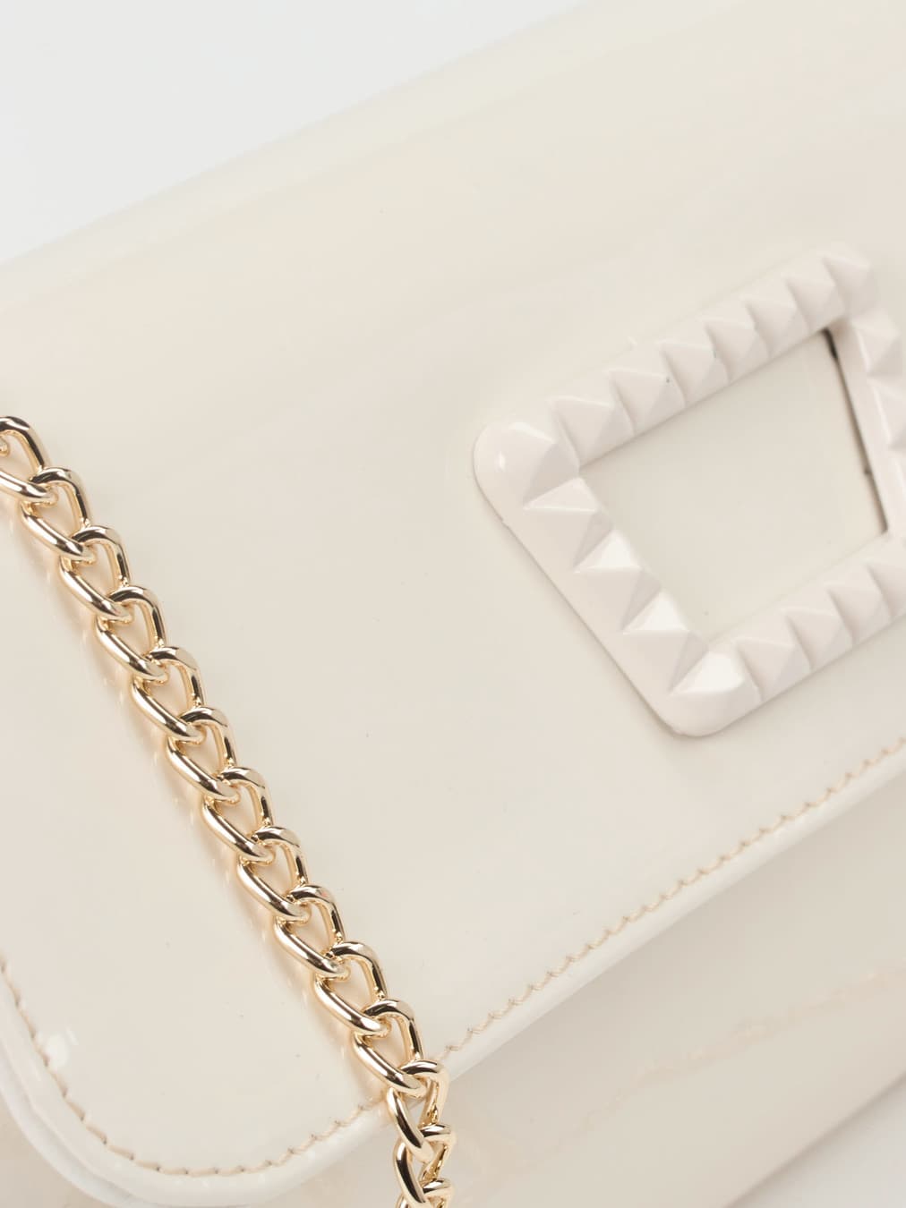 Unverzichtbares Accessoire zu Ihrem Brautlook: die passende Brauttasche. Von Ivory bis Gold, von Clutch bis Umhängetasche: Sie rundet ihr Outfit gelungen ab und Taschentücher oder Lippenstift sind immer griffbereit. hero image