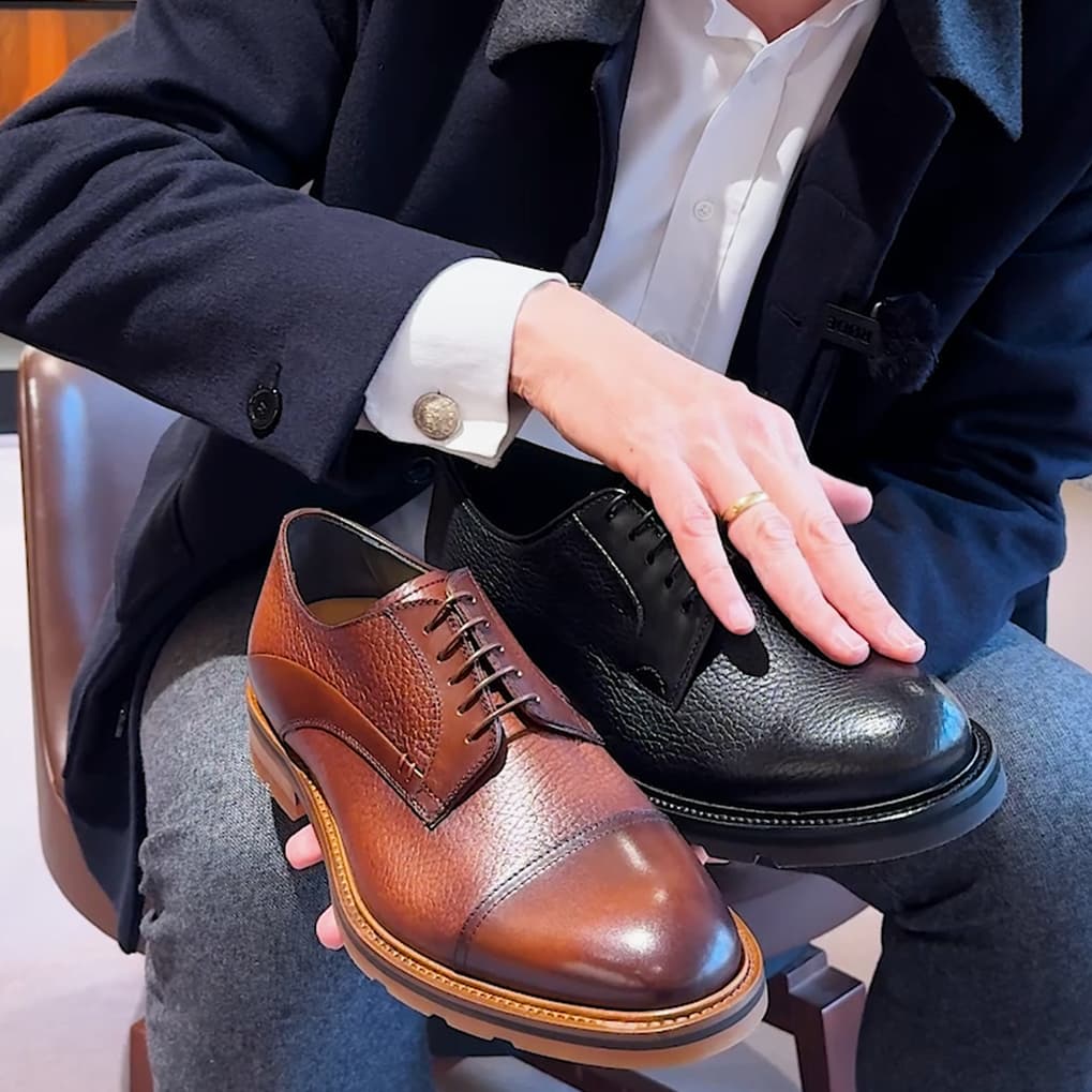 Bei Schuhen von Ralph Harrison Edition zeigt sich, wie stilvoll Hirschleder zu glänzendem Glattleder kombiniert wird. "Und die kernigen Sohlen sind perfekt für winterliches Wetter geeignet“, erzählt Thomas Zumnorde begeistert.  hero image