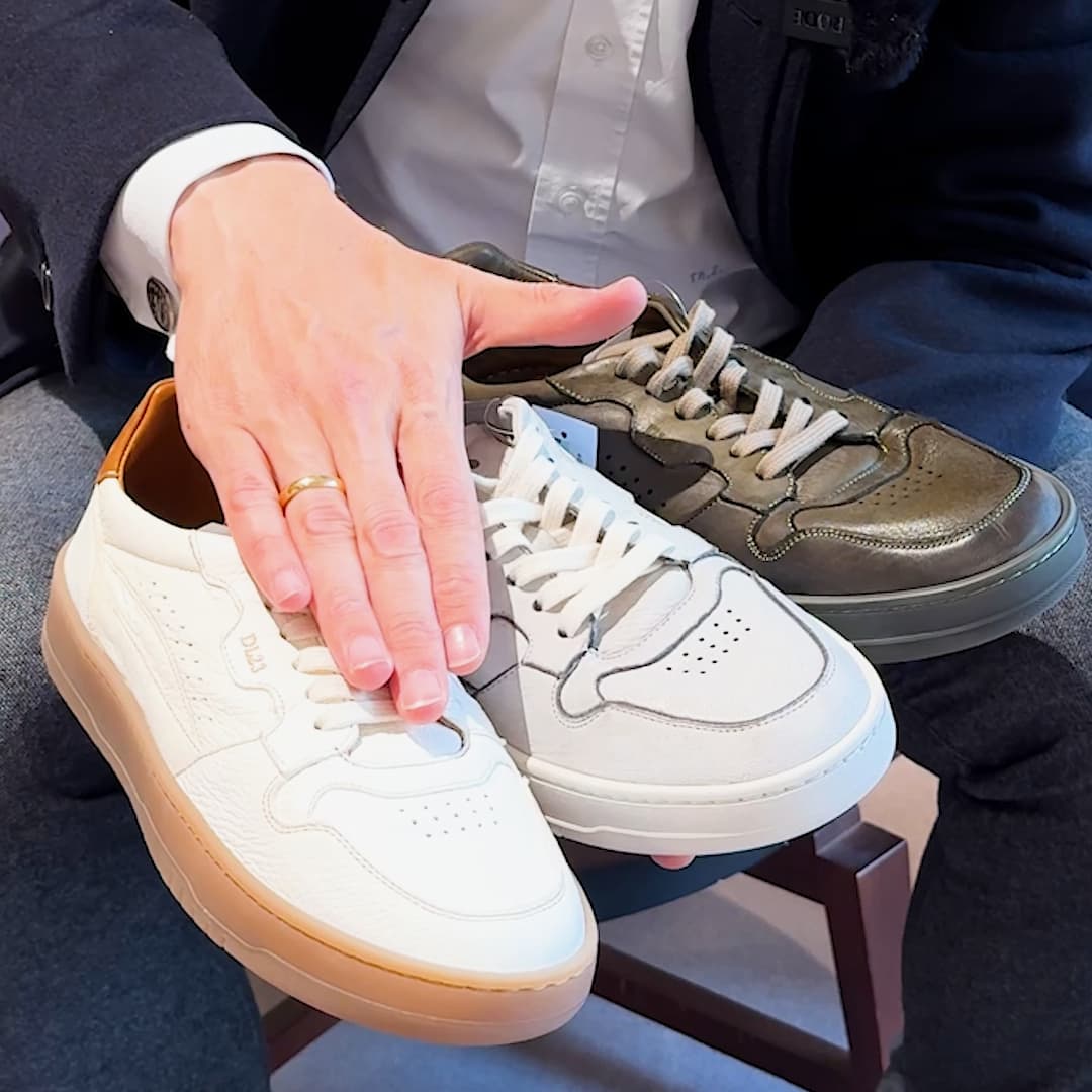 Ebenfalls aus Italien und ebenso bekannt für die Verarbeitung weichster Hirschleder: Das Label Lemargo. In unseren Läden und im Onlineshop finden Sie Sneaker für Damen und Herren. Ein absolut softes Tragegefühl und höchste Qualität sind garantiert! hero image