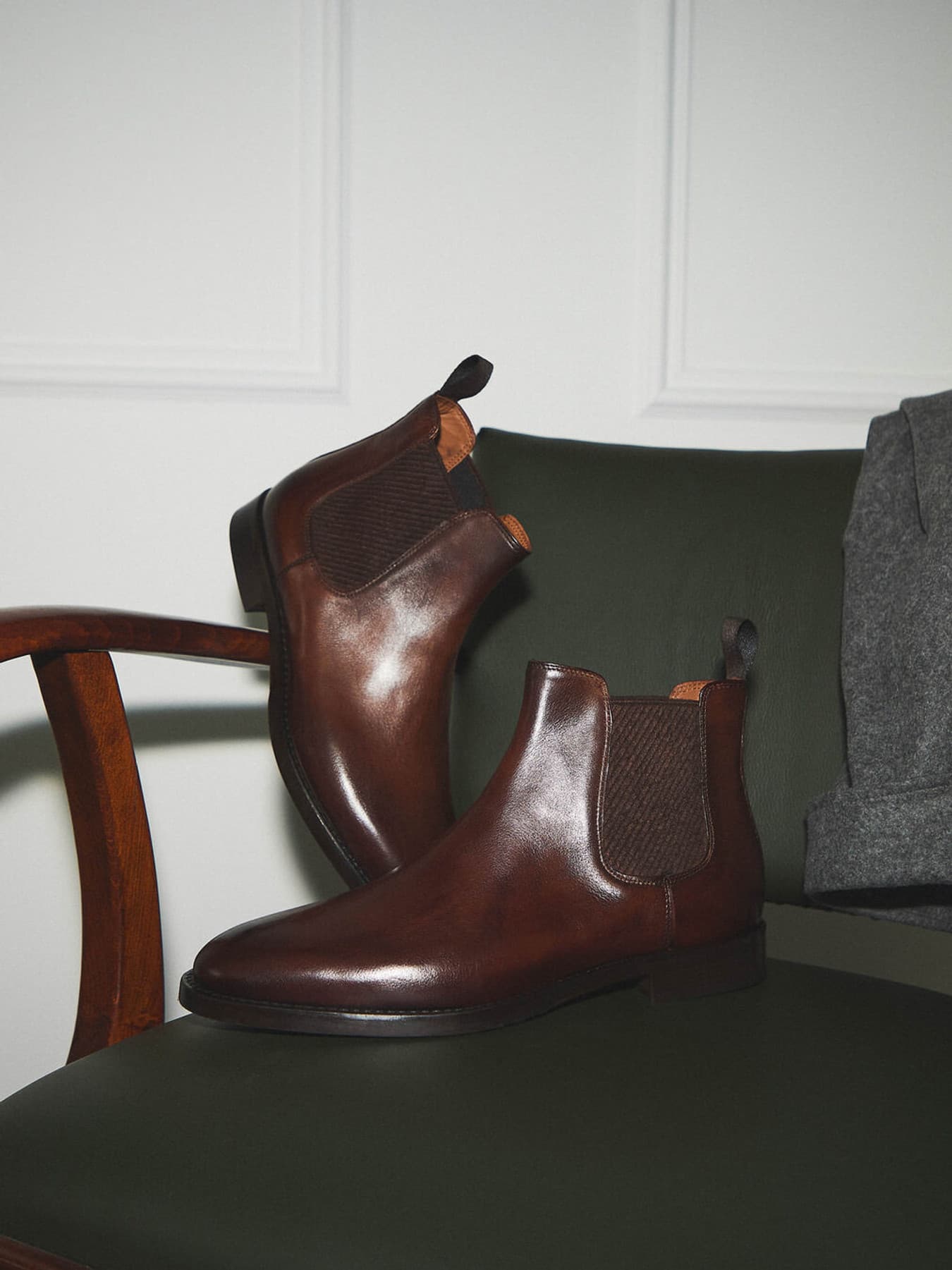 „Man muss sich das Ausgangsmaterial oft wie eine zarte Damenhaut vorstellen. Ganz feines, pures Material, das ein exklusives Finish und teilweise verschiedene Farbschichten erhält. So entsteht ein wundervoller Farbverlauf." hero image