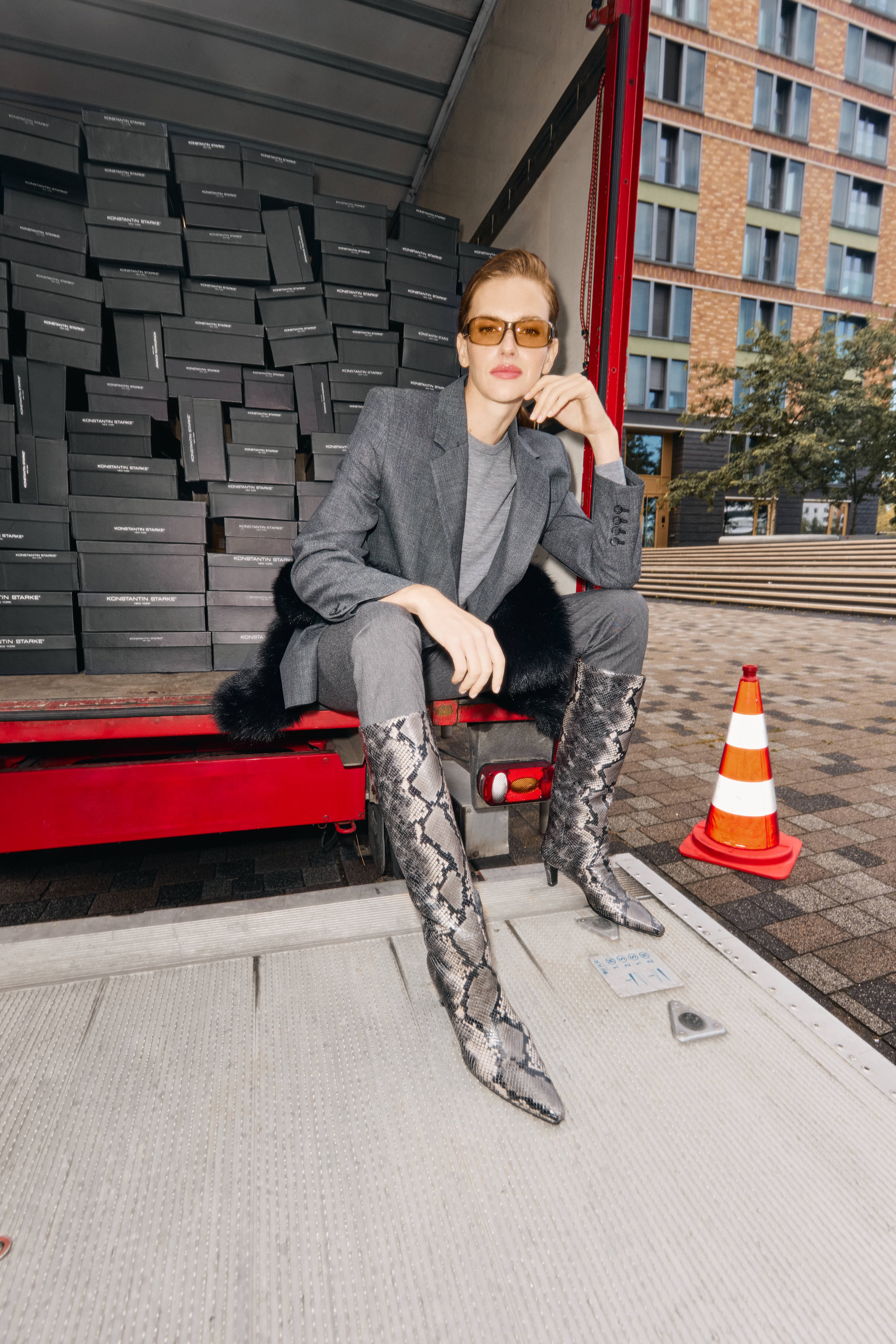 Diese hohen Stiefel sind lässig und luxuriös zugleich. hero image