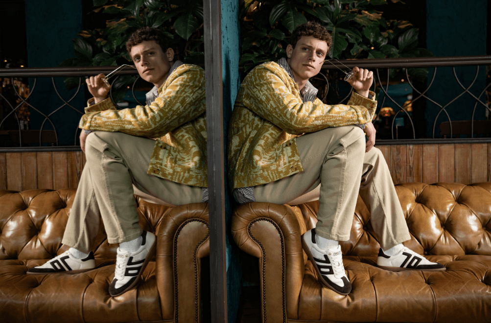 Zum Look gehören klar Retro-Sneaker, Chunky Styles oder cleane Low-Top-Sneaker im 70s-Look. Auch gefütterte Sportschuhe, hybride Sneaker-Boots und technisch inspirierte Modelle passen perfekt. Wer auffallen will, setzt auf Farbakzente oder reflektierende Details. hero image