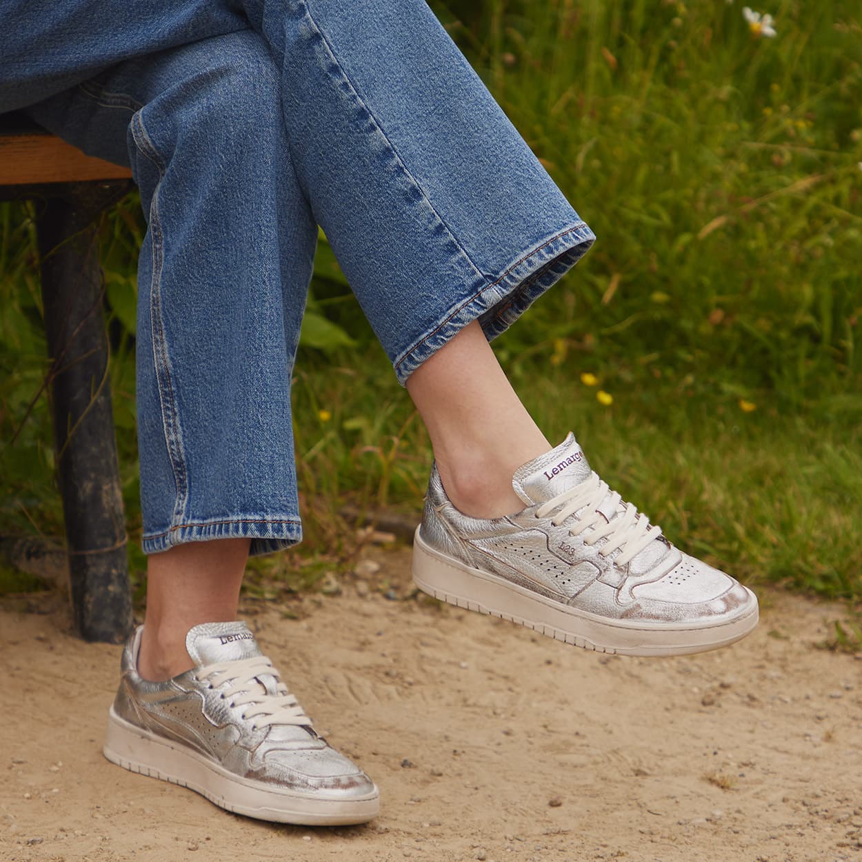 Jede Lederart weist ein ganz eigenes Narbenbild auf. Zu den Highlights gehört für Thomas Zumnorde unbedingt das weiche Hirschleder: „Bei Schuhen aus Hirschleder entdeckt man sofort diese schöne, genarbte Struktur." hero image